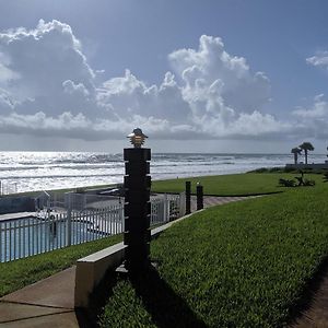 Shoreline Suites & Cabana Cottages - Beachfront